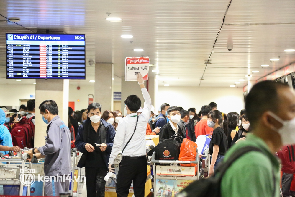 Sáng 25 Tết, sân bay Tân Sơn Nhất đông nghẹt người về quê, hành khách đến từ 3h sáng để chờ check in - Ảnh 10.