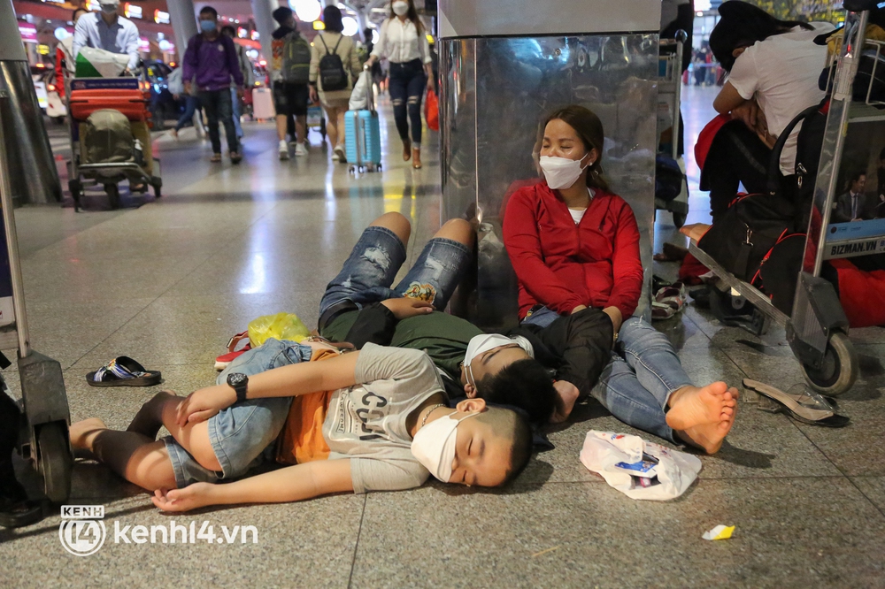 Hành khách trắng đêm vật vờ tại sân bay sân bay Tân Sơn Nhất vì chuyến bay delay suốt 12 tiếng: Lấy giày làm gối, áo làm chiếu - Ảnh 3.