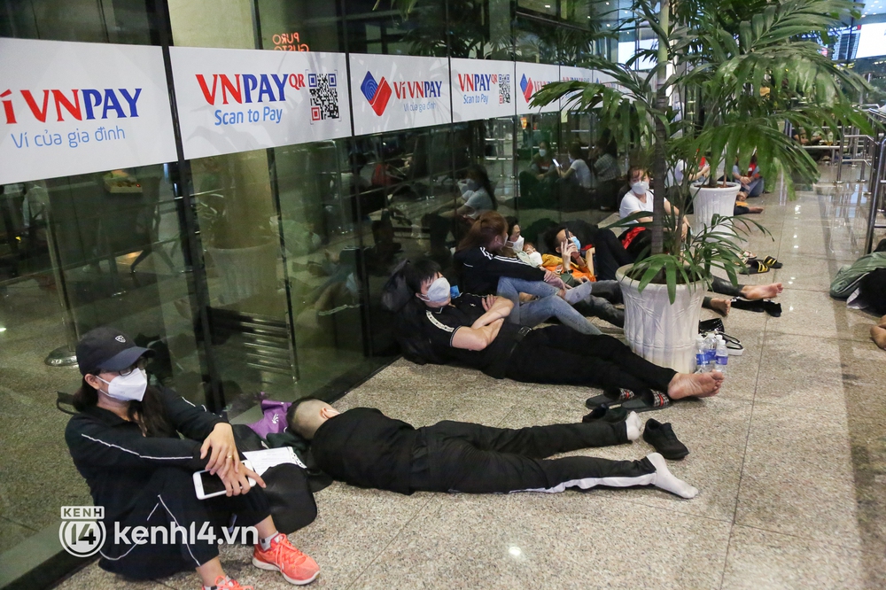 Hành khách trắng đêm vật vờ tại sân bay sân bay Tân Sơn Nhất vì chuyến bay delay suốt 12 tiếng: Lấy giày làm gối, áo làm chiếu - Ảnh 5.