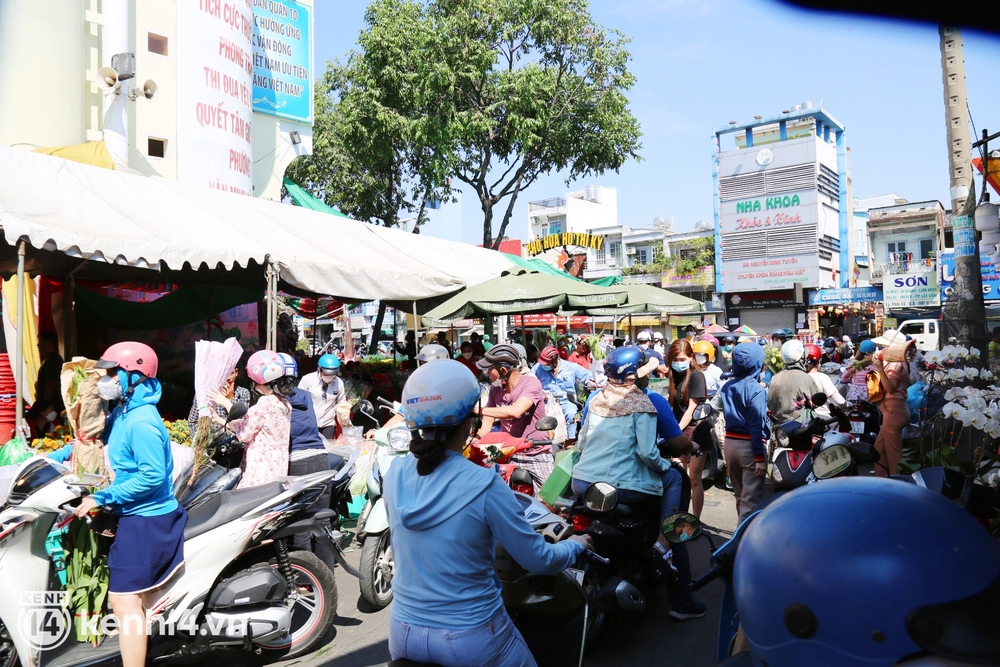 ẢNH: Chợ hoa lớn nhất Sài Gòn thất thủ, người dân chen nhau chật cứng mọi lối đi mua hoa giá rẻ trưa 29 Tết - Ảnh 1. ẢNH: Chợ hoa lớn nhất Sài Gòn thất thủ, người dân chen nhau chật cứng mọi lối đi mua hoa giá rẻ trưa 29 Tết - Ảnh 1.