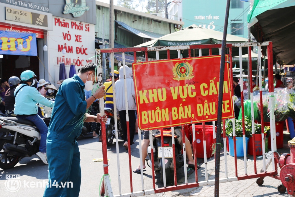 ẢNH: Chợ hoa lớn nhất Sài Gòn thất thủ, người dân chen nhau chật cứng mọi lối đi mua hoa giá rẻ trưa 29 Tết - Ảnh 3. ẢNH: Chợ hoa lớn nhất Sài Gòn thất thủ, người dân chen nhau chật cứng mọi lối đi mua hoa giá rẻ trưa 29 Tết - Ảnh 3.