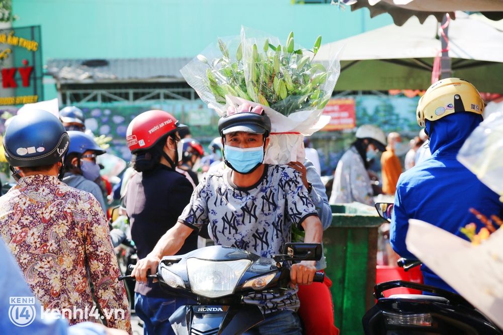 ẢNH: Chợ hoa lớn nhất Sài Gòn thất thủ, người dân chen nhau chật cứng mọi lối đi mua hoa giá rẻ trưa 29 Tết - Ảnh 4. ẢNH: Chợ hoa lớn nhất Sài Gòn thất thủ, người dân chen nhau chật cứng mọi lối đi mua hoa giá rẻ trưa 29 Tết - Ảnh 4.