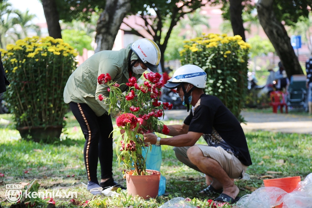 Nhiều người dân tranh thủ đến xin đất, lượm hoa mang về trưa 29 Tết - Ảnh 13.