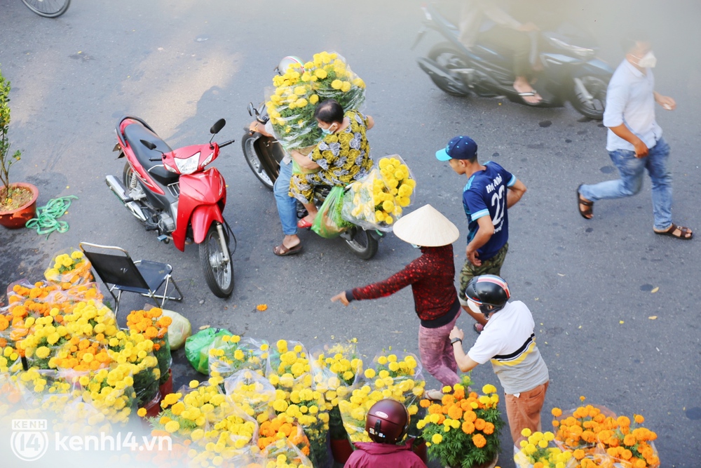 Đại hạ giá sáng 29 Tết mà người dân chỉ đến xem hoa, tiểu thương ngậm ngùi cắt cành than thở: Chưa năm nào ế như năm nay - Ảnh 8. Đại hạ giá sáng 29 Tết mà người dân chỉ đến xem hoa, tiểu thương ngậm ngùi cắt cành than thở: Chưa năm nào ế như năm nay - Ảnh 8.