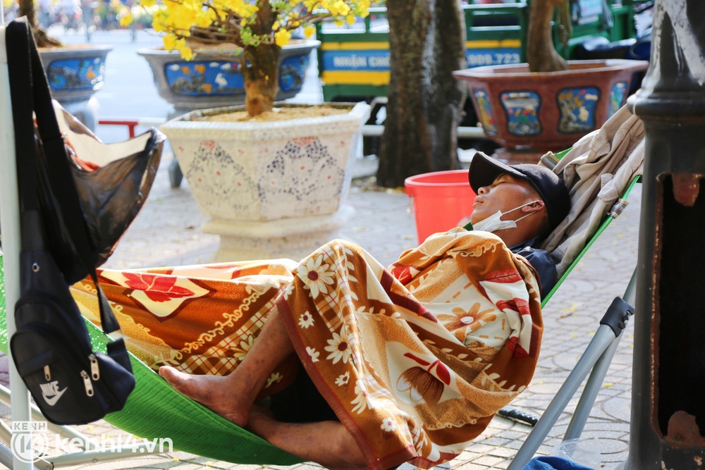 Đại hạ giá sáng 29 Tết mà người dân chỉ đến xem hoa, tiểu thương ngậm ngùi cắt cành than thở: Chưa năm nào ế như năm nay - Ảnh 7. Đại hạ giá sáng 29 Tết mà người dân chỉ đến xem hoa, tiểu thương ngậm ngùi cắt cành than thở: Chưa năm nào ế như năm nay - Ảnh 7.
