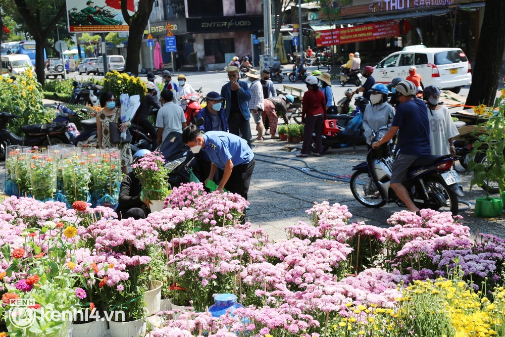 Tiểu thương Sài Gòn cắt bỏ phần hoa ế trưa 29 Tết, bán đổ bán tháo để về nhà: Giờ chỉ còn 20k, 30k/chậu mà có người vẫn trả giá thì chịu, chị không bán, thà lỗ luôn... - Ảnh 1. Tiểu thương Sài Gòn cắt bỏ phần hoa ế trưa 29 Tết, bán đổ bán tháo để về nhà: Giờ chỉ còn 20k, 30k/chậu mà có người vẫn trả giá thì chịu, chị không bán, thà lỗ luôn... - Ảnh 1.