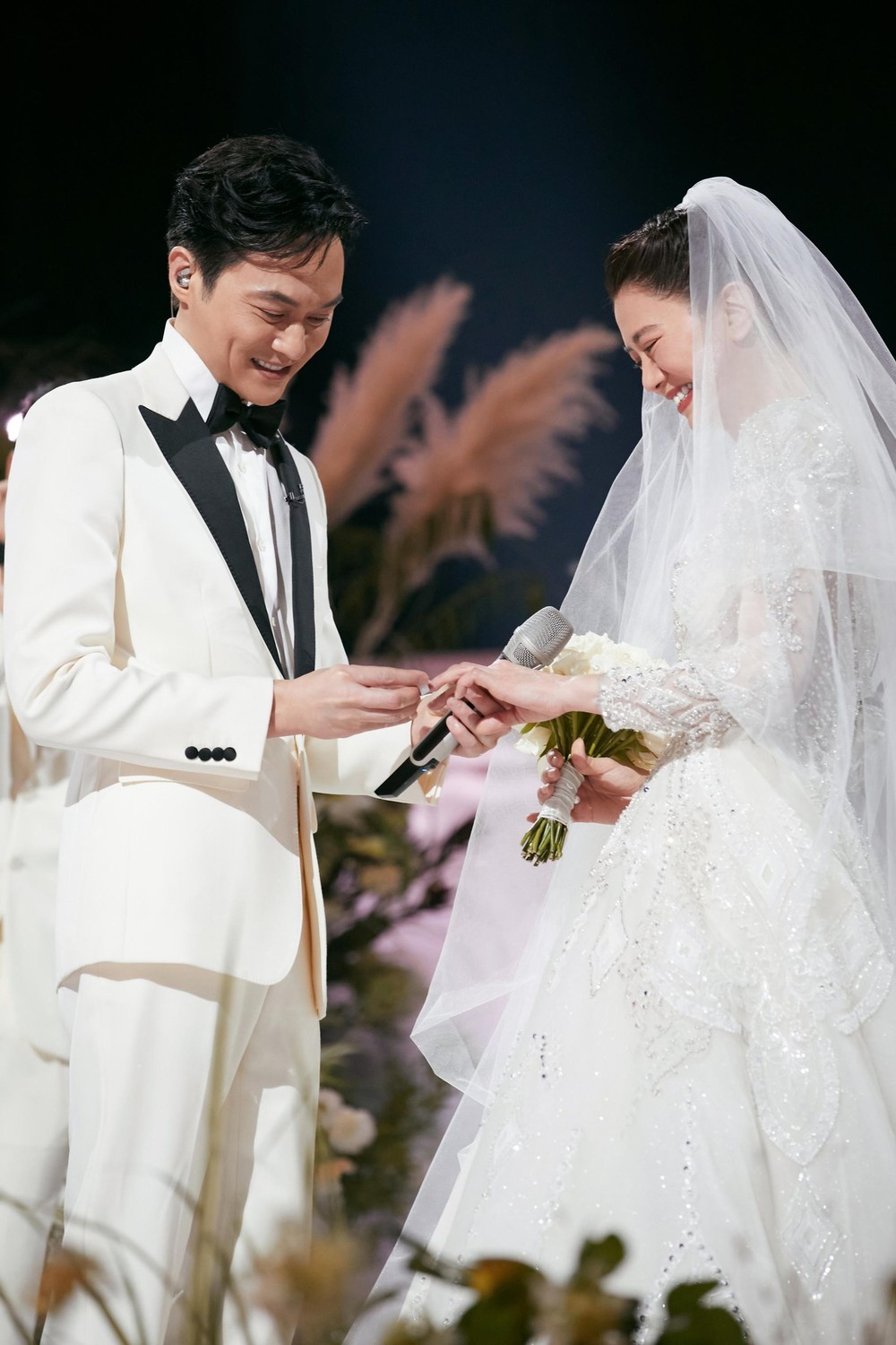 Tài tử Anh hùng xạ điêu cưới Hoa hậu Hong Kong sau 21 năm - Ảnh 1.