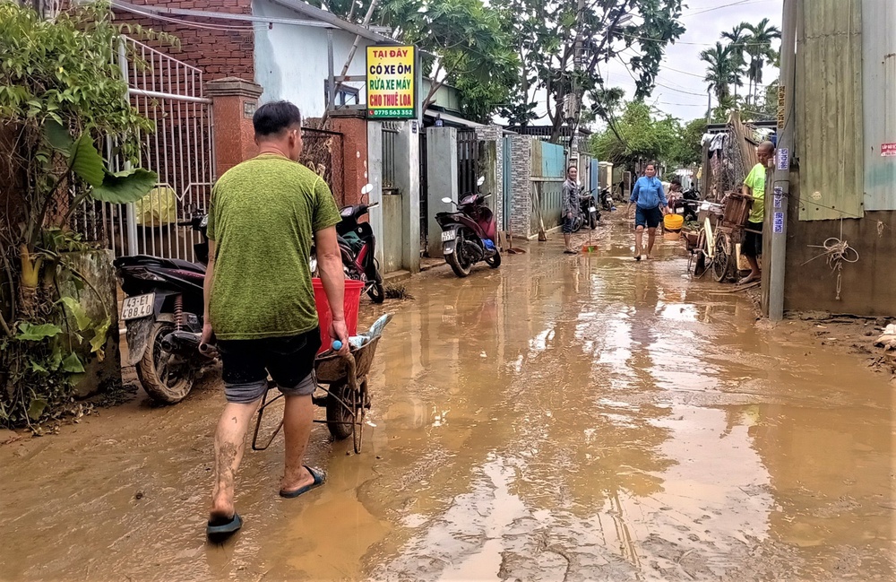 Ảnh: Người Đà Nẵng tất bật dọn dẹp bùn đất - Ảnh 2.