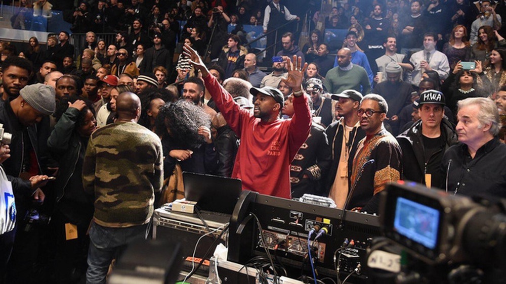 Without a record company and publishing deal, how will Kanye West release music?  - Photo 8.