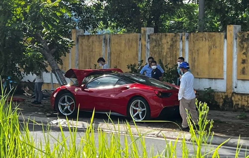 Nhìn lại những vụ tai nạn siêu xe Ferrari tại Việt Nam - Ảnh 3.