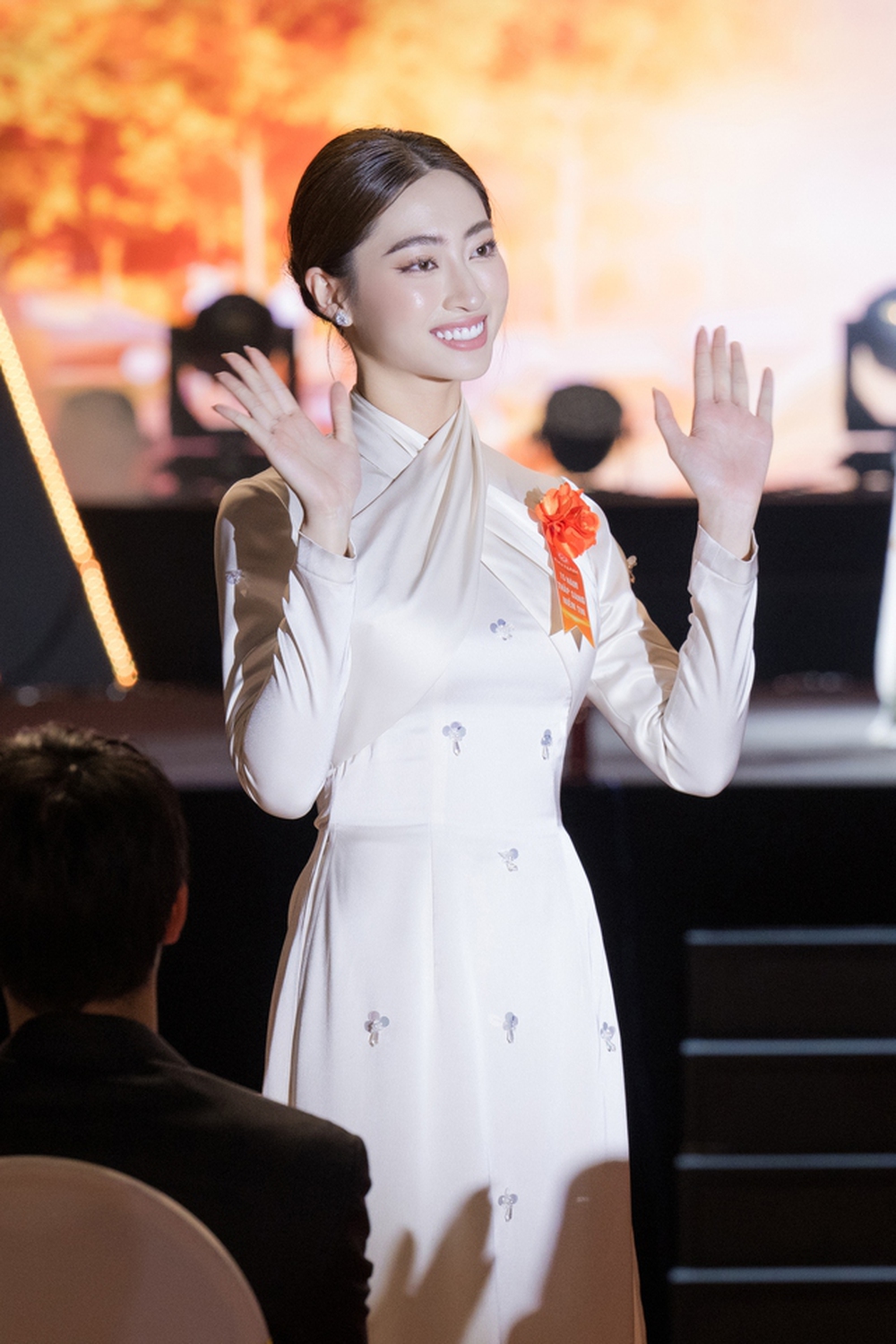 Hoa hậu Lương Thuỳ Linh nổi bật, làm 1 điều ý nghĩa trong ngày nhận chức giảng viên trợ giảng - Ảnh 4.