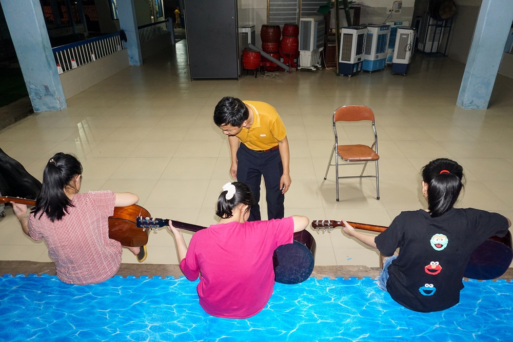 Đến thăm lớp dạy đàn miễn phí của thầy giáo khiếm thị dịp 20/11 - Ảnh 7. Đến thăm lớp dạy đàn miễn phí của thầy giáo khiếm thị dịp 20/11 - Ảnh 7.