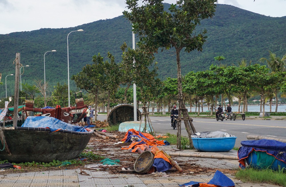 Ảnh: Xà bần, rác thải bủa vây tuyến đường ven biển Đà Nẵng - Ảnh 6.