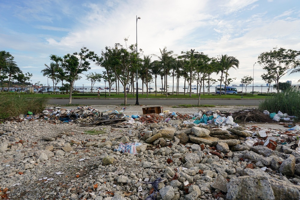 Ảnh: Xà bần, rác thải bủa vây tuyến đường ven biển Đà Nẵng - Ảnh 2.