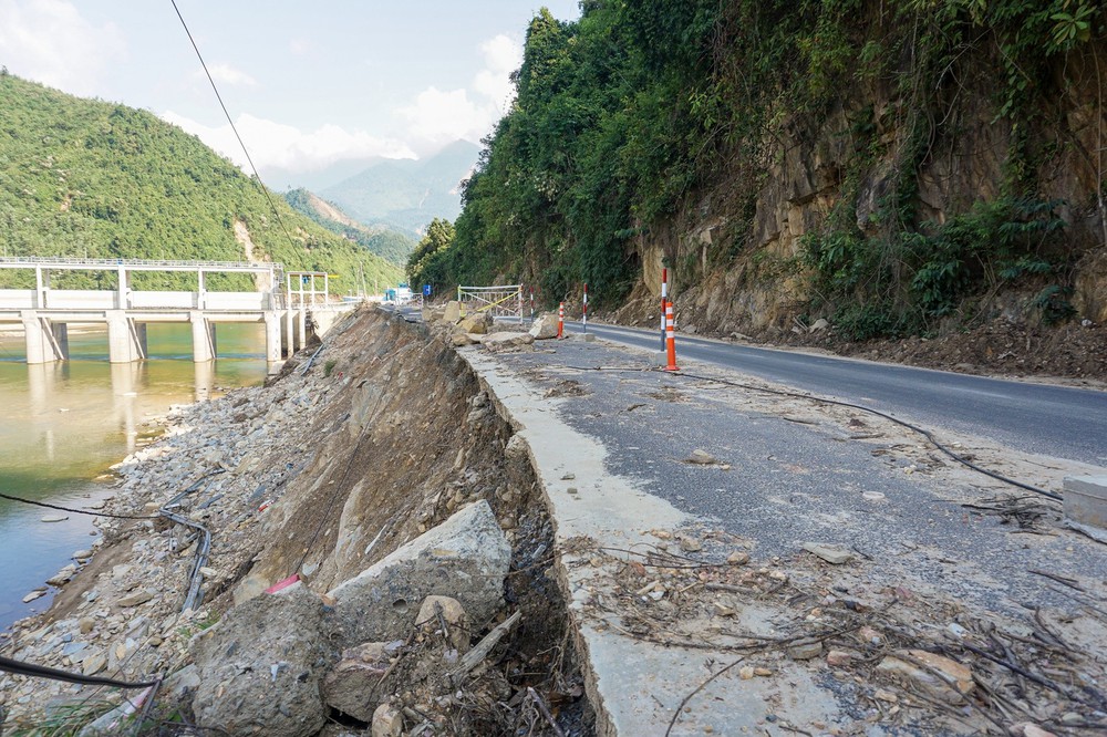 Ảnh: Đường 700 tỷ ở Đà Nẵng chưa hoàn thiện đã nứt toác, sạt lở vì mưa lũ - Ảnh 2.