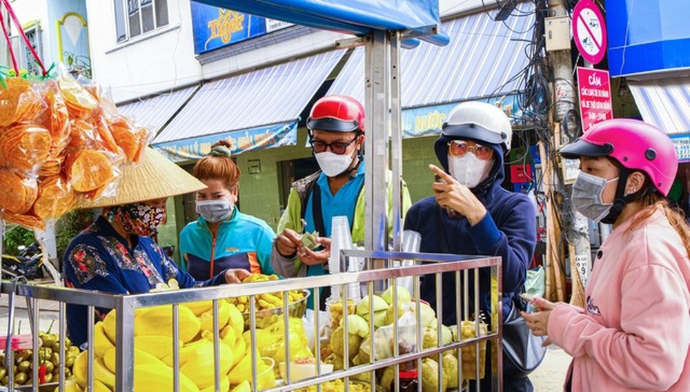  Hai xe trái cây đông khách nhất nhì TP.HCM: Đều có món “tuyệt chiêu” khiến bao thực khách mê mẩn - Ảnh 2.