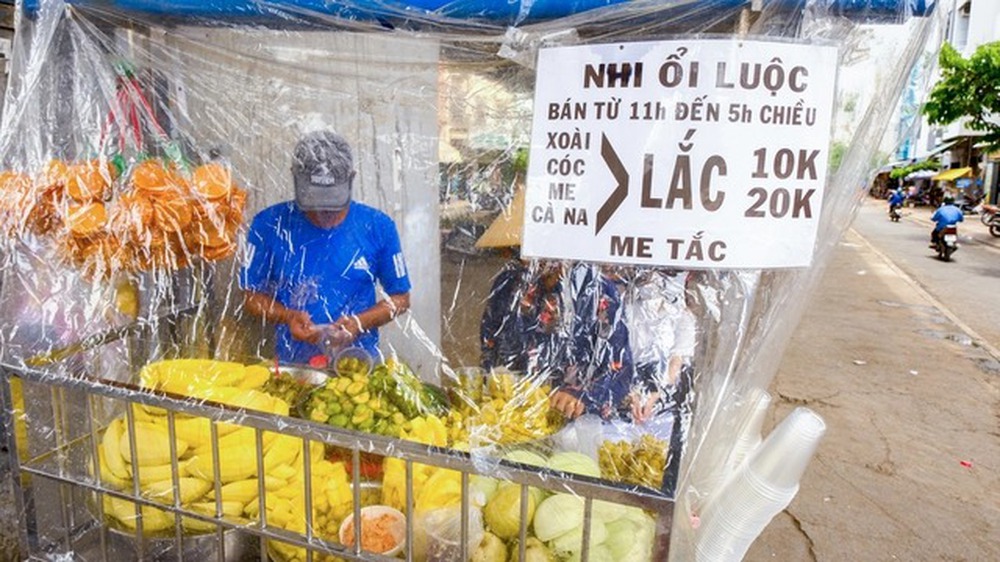  Hai xe trái cây đông khách nhất nhì TP.HCM: Đều có món “tuyệt chiêu” khiến bao thực khách mê mẩn - Ảnh 1.