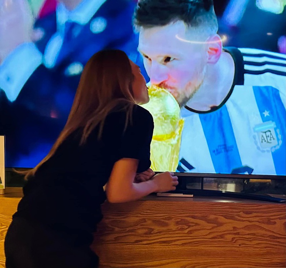 2 cặp sao Vbiz vỡ oà khi xem trực tiếp Argentina vô địch tại sân, Mỹ Tâm - Phan Mạnh Quỳnh: Messi vĩ đại mãi đỉnh! - Ảnh 1.
