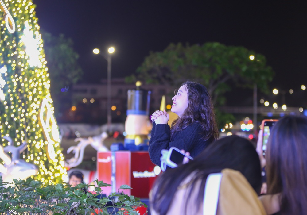 Sợ “dính” mưa đêm Noel, giới trẻ Đà Nẵng xuống phố đón Giáng sinh sớm một ngày - Ảnh 7.