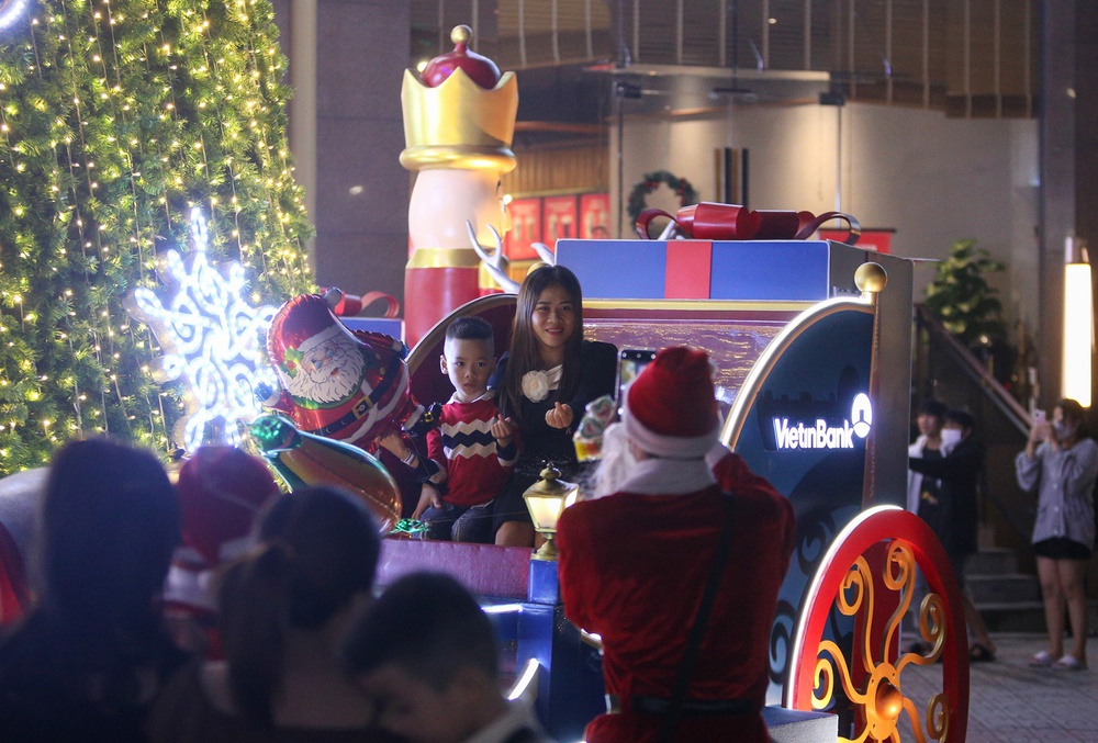 Sợ “dính” mưa đêm Noel, giới trẻ Đà Nẵng xuống phố đón Giáng sinh sớm một ngày - Ảnh 6.
