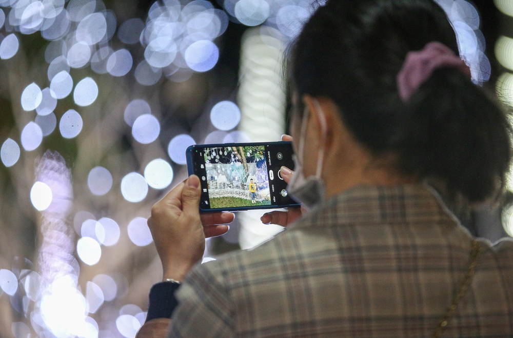 Sợ “dính” mưa đêm Noel, giới trẻ Đà Nẵng xuống phố đón Giáng sinh sớm một ngày - Ảnh 15.