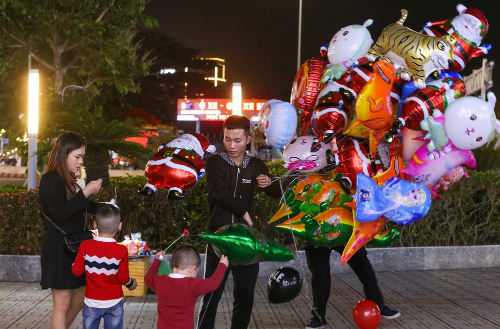 Sợ “dính” mưa đêm Noel, giới trẻ Đà Nẵng xuống phố đón Giáng sinh sớm một ngày - Ảnh 12.