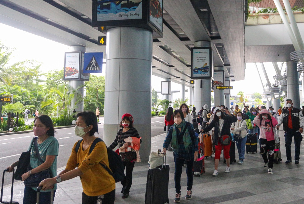 Sân bay Đà Nẵng nêm kín du khách ngày cuối năm, tài xế taxi “vui như Tết” - Ảnh 19.