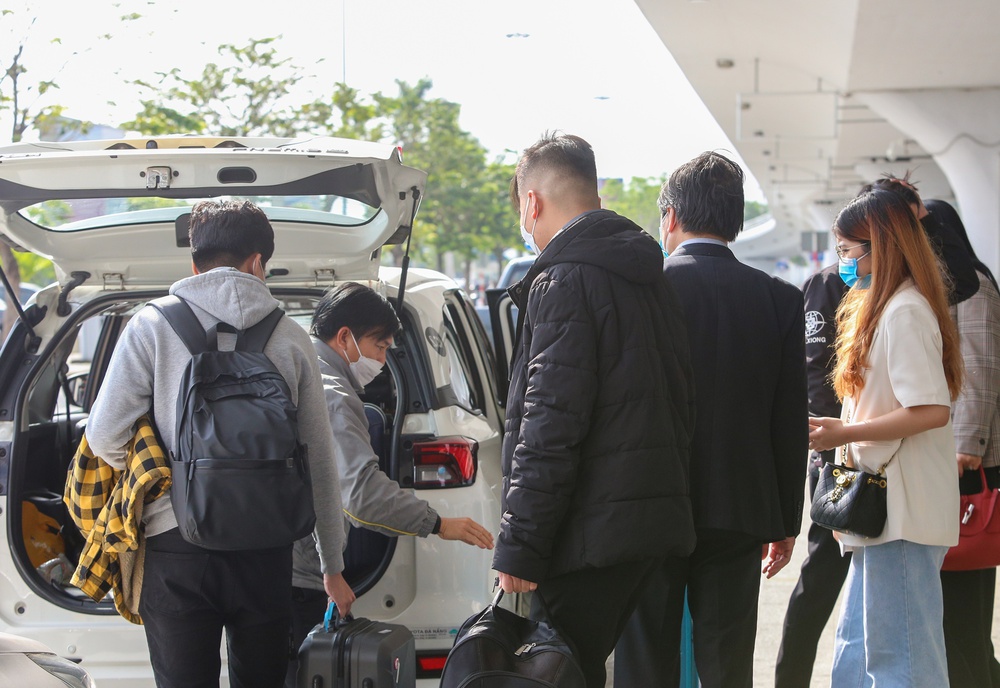 Sân bay Đà Nẵng nêm kín du khách ngày cuối năm, tài xế taxi “vui như Tết” - Ảnh 14.