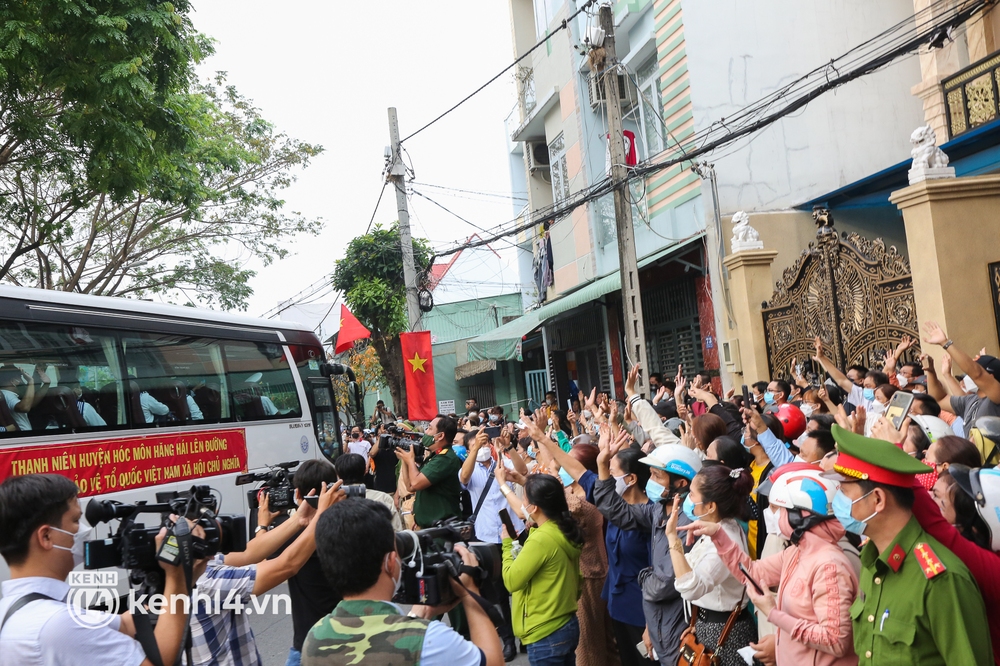 Người thân bịn rịn tiễn thanh niên TP.HCM lên đường nhập ngũ: Con đi 2 năm, tôi nhớ nó lắm! - Ảnh 13.