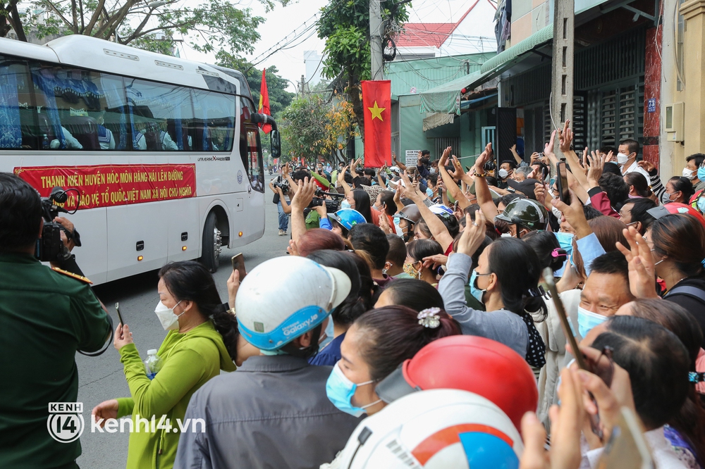 Người thân bịn rịn tiễn thanh niên TP.HCM lên đường nhập ngũ: Con đi 2 năm, tôi nhớ nó lắm! - Ảnh 11.