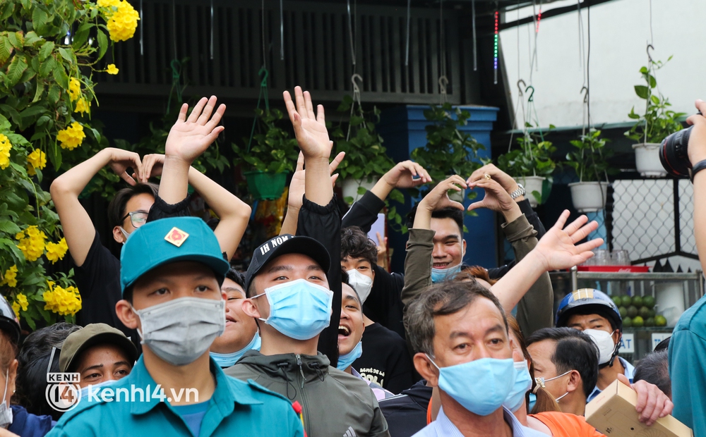 Người thân bịn rịn tiễn thanh niên TP.HCM lên đường nhập ngũ: Con đi 2 năm, tôi nhớ nó lắm! - Ảnh 12.