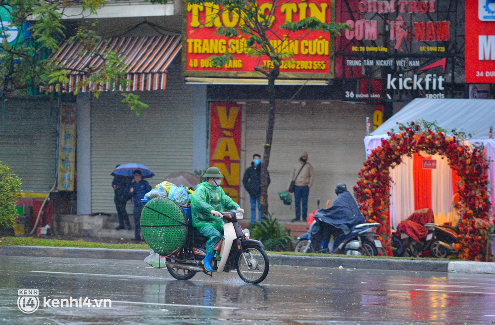 Hà Nội rét kỷ lục 8 độ C: Người dân cực khổ mưu sinh dưới mưa rét tê tái, hồ Gươm vắng bóng người qua lại - Ảnh 4.