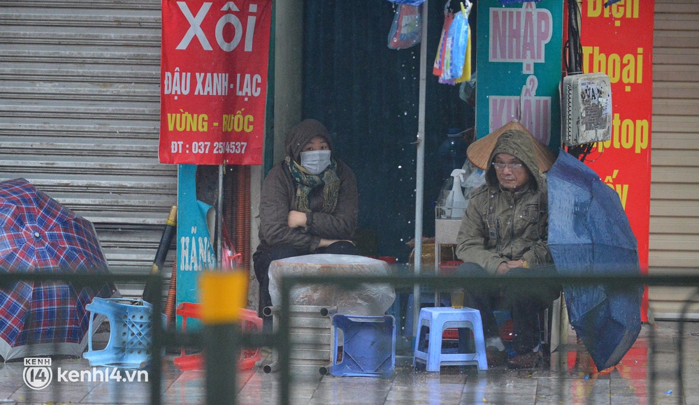 Hà Nội rét kỷ lục 8 độ C: Người dân cực khổ mưu sinh dưới mưa rét tê tái, hồ Gươm vắng bóng người qua lại - Ảnh 10.