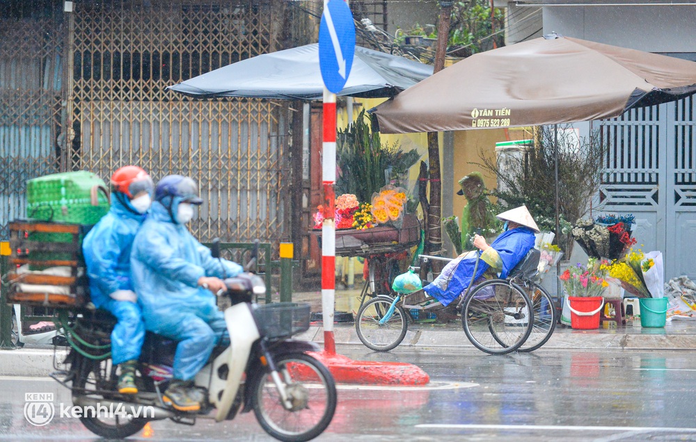 Hà Nội rét kỷ lục 8 độ C: Người dân cực khổ mưu sinh dưới mưa rét tê tái, hồ Gươm vắng bóng người qua lại - Ảnh 7. Hà Nội rét kỷ lục 8 độ C: Người dân cực khổ mưu sinh dưới mưa rét tê tái, hồ Gươm vắng bóng người qua lại - Ảnh 7.