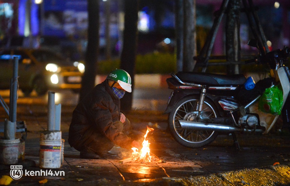 Xót xa cảnh người lao động mưu sinh giữa đêm rét kỷ lục 8 độ C ở Hà Nội: Mặc 4,5 bộ quần áo, trùm chăn kín mít nhưng chẳng ăn thua - Ảnh 10.