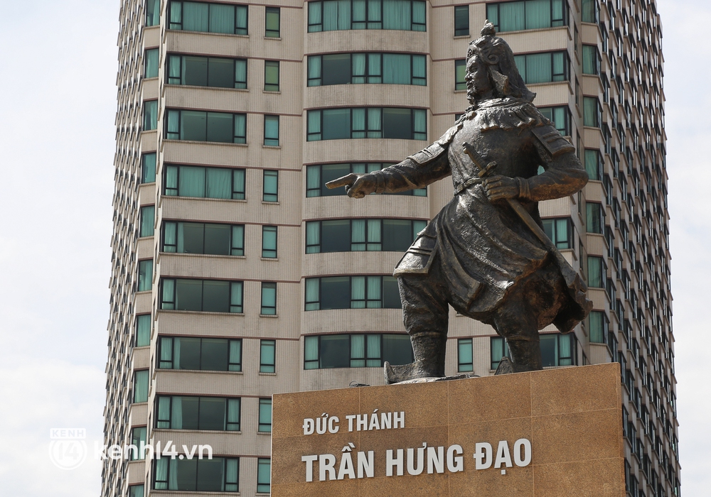 Ảnh: Khu tượng đài Trần Hưng Đạo được khoác “áo” mới hiện đại bên sông Sài Gòn - Ảnh 6.