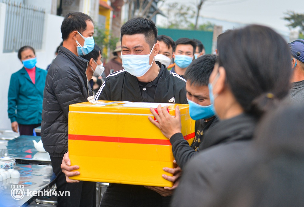 Hà Nội: Người thân bật khóc đau đớn trong giây phút đón nhận tro cốt của 5 người thân tử vong vì chìm cano ở Hội An - Ảnh 1.