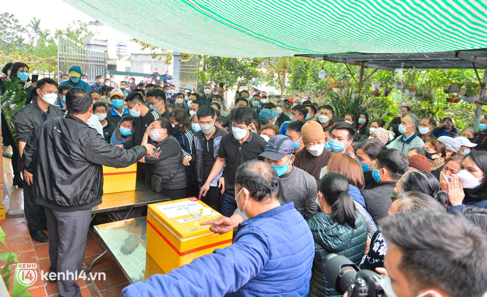Hà Nội: Người thân bật khóc đau đớn trong giây phút đón nhận tro cốt của 5 người thân tử vong vì chìm cano ở Hội An - Ảnh 4.