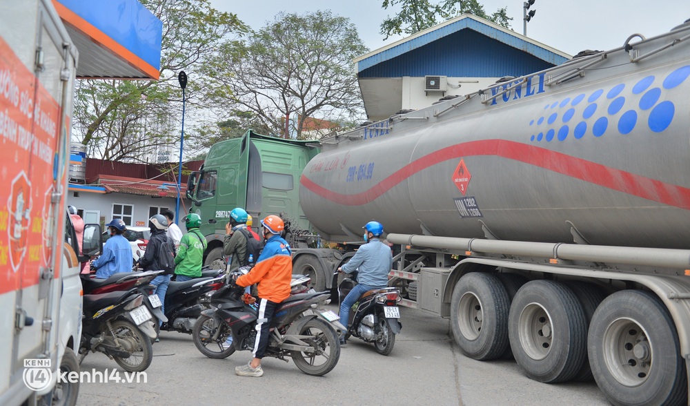 Hà Nội: Nhiều cây xăng hết hàng trước giờ điều chỉnh giá, người dân bức xúc tố chủ cây xăng om hàng - Ảnh 2. Hà Nội: Nhiều cây xăng hết hàng trước giờ điều chỉnh giá, người dân bức xúc tố chủ cây xăng om hàng - Ảnh 2.