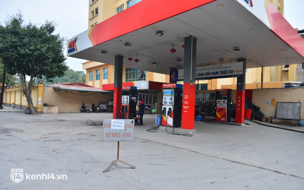 Hà Nội: Nhiều cây xăng hết hàng trước giờ điều chỉnh giá, người dân bức xúc tố chủ cây xăng om hàng - Ảnh 11. Hà Nội: Nhiều cây xăng hết hàng trước giờ điều chỉnh giá, người dân bức xúc tố chủ cây xăng om hàng - Ảnh 11.