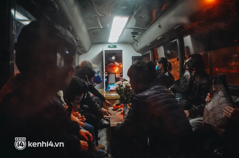 ẢNH: Thi thể bé gái 3 tuổi được trở về trong vòng tay người thân, những tiếng khóc nấc nghẹn khiến ai cũng xót xa - Ảnh 17. ẢNH: Thi thể bé gái 3 tuổi được trở về trong vòng tay người thân, những tiếng khóc nấc nghẹn khiến ai cũng xót xa - Ảnh 17.