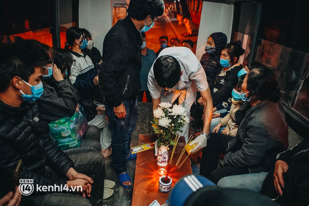 ẢNH: Thi thể bé gái 3 tuổi được trở về trong vòng tay người thân, những tiếng khóc nấc nghẹn khiến ai cũng xót xa - Ảnh 13. ẢNH: Thi thể bé gái 3 tuổi được trở về trong vòng tay người thân, những tiếng khóc nấc nghẹn khiến ai cũng xót xa - Ảnh 13.