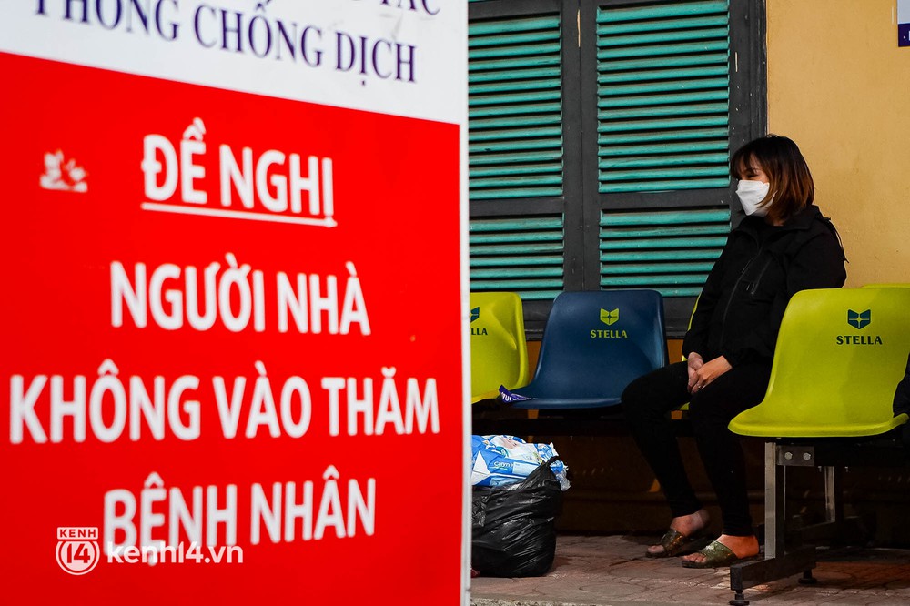 ẢNH: Xúc động giây phút người thân gào khóc đón nhận thi thể bé gái 3 tuổi qua đời do bị đóng đinh vào đầu - Ảnh 2.