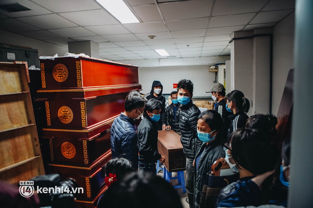 ẢNH: Thi thể bé gái 3 tuổi được trở về trong vòng tay người thân, những tiếng khóc nấc nghẹn khiến ai cũng xót xa - Ảnh 9. ẢNH: Thi thể bé gái 3 tuổi được trở về trong vòng tay người thân, những tiếng khóc nấc nghẹn khiến ai cũng xót xa - Ảnh 9.