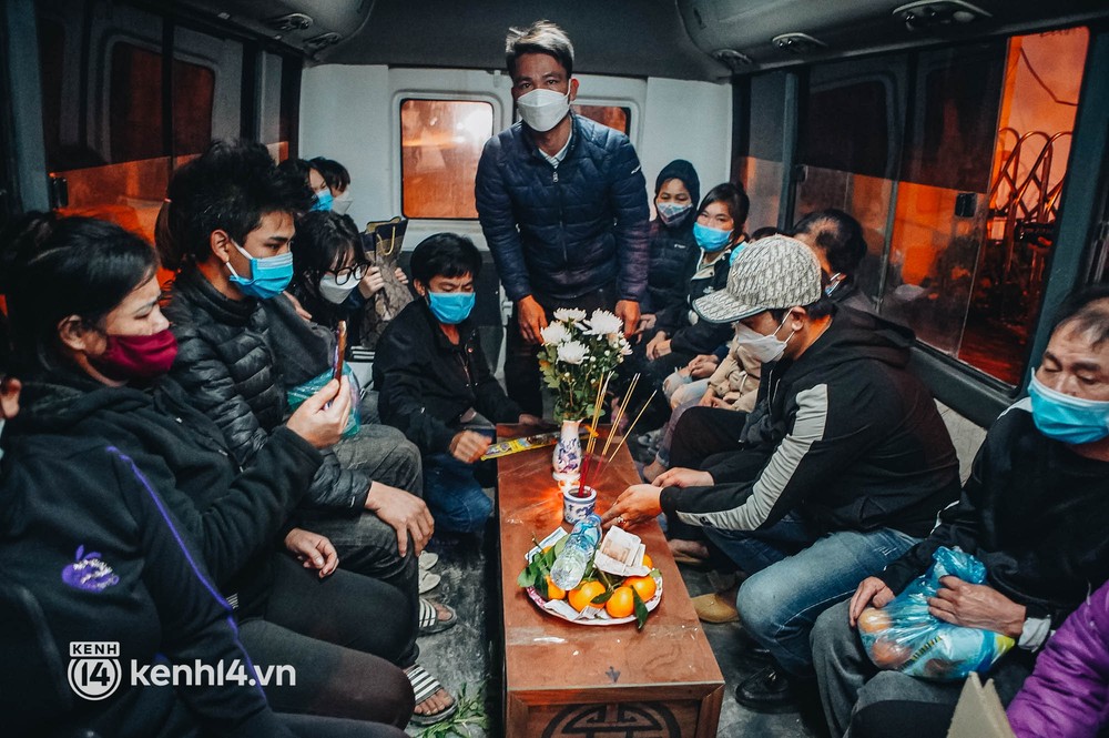 ẢNH: Thi thể bé gái 3 tuổi được trở về trong vòng tay người thân, những tiếng khóc nấc nghẹn khiến ai cũng xót xa - Ảnh 12. ẢNH: Thi thể bé gái 3 tuổi được trở về trong vòng tay người thân, những tiếng khóc nấc nghẹn khiến ai cũng xót xa - Ảnh 12.