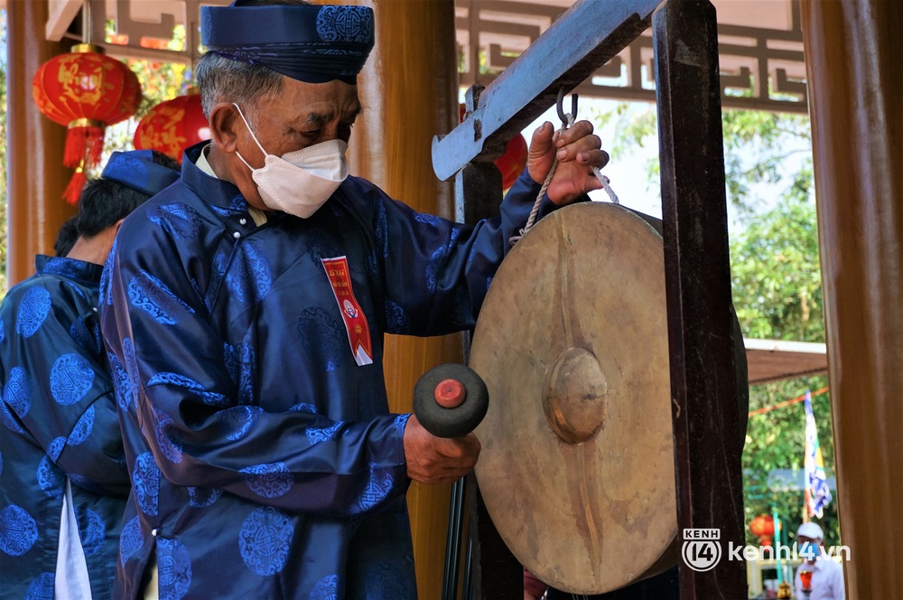 Ảnh: Hàng nghìn người hào hứng dự lễ vía Bà Thu Bồn sau 2 năm vắng bóng vì Covid-19 - Ảnh 7. Ảnh: Hàng nghìn người hào hứng dự lễ vía Bà Thu Bồn sau 2 năm vắng bóng vì Covid-19 - Ảnh 7.