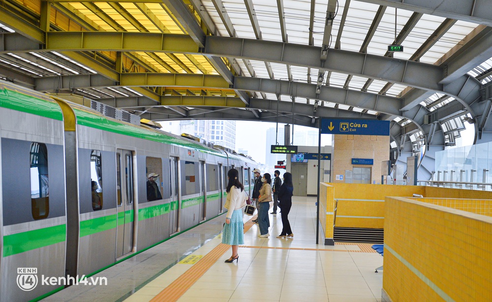 Photo: Gasoline prices rose to record, Hanoi residents flocked to the Cat Linh - Ha Dong train - Photo 3.