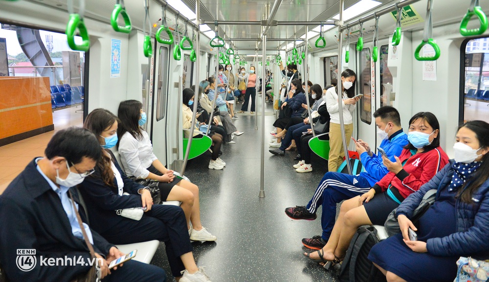 Photo: Gasoline prices hit a record, Hanoi residents flocked to the Cat Linh - Ha Dong train - Photo 1.