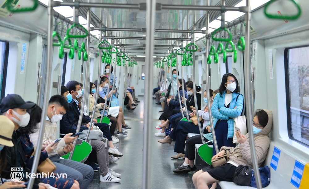 Photo: Gasoline prices hit record, Hanoi residents flocked to Cat Linh - Ha Dong train - Photo 4.