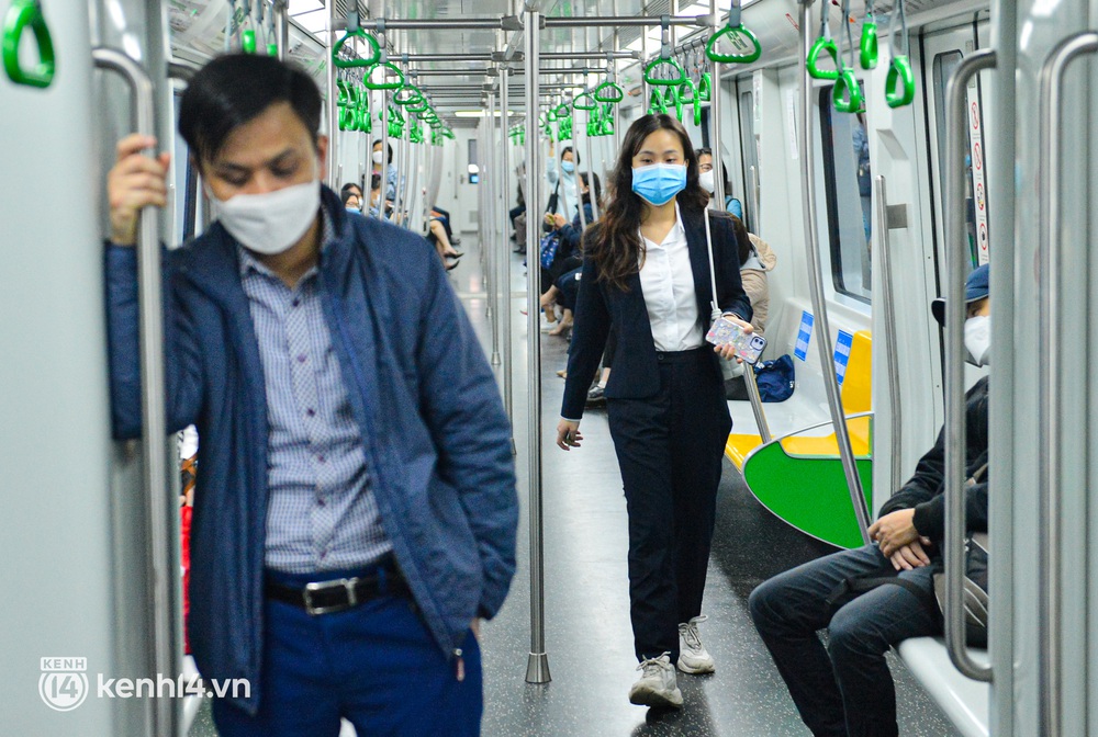 Photo: Gasoline prices rose to record, Hanoi residents flocked to the Cat Linh - Ha Dong train - Photo 6.